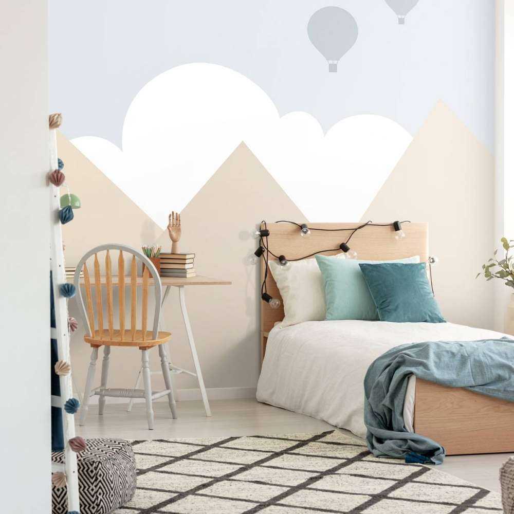 Hoge bergen met luchtballonnen