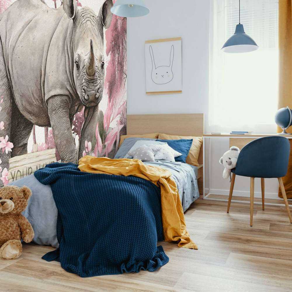 Baby neushoorn op de savanne roze