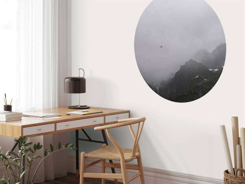 Mistig berglandschap met begroeiing