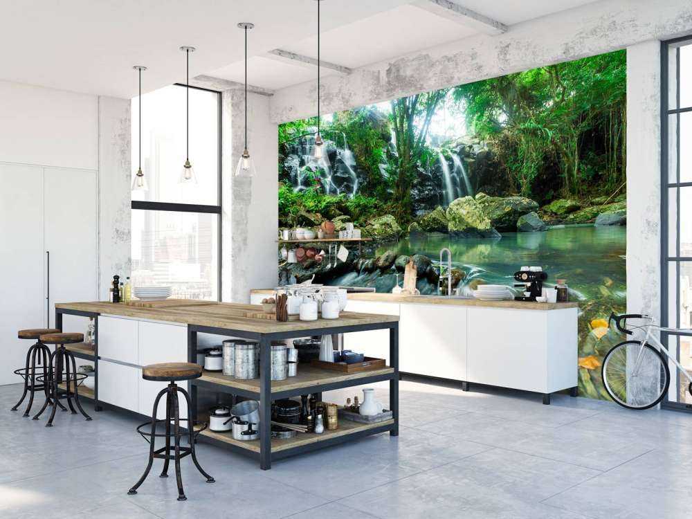 Waterval door een tropisch regenwoud