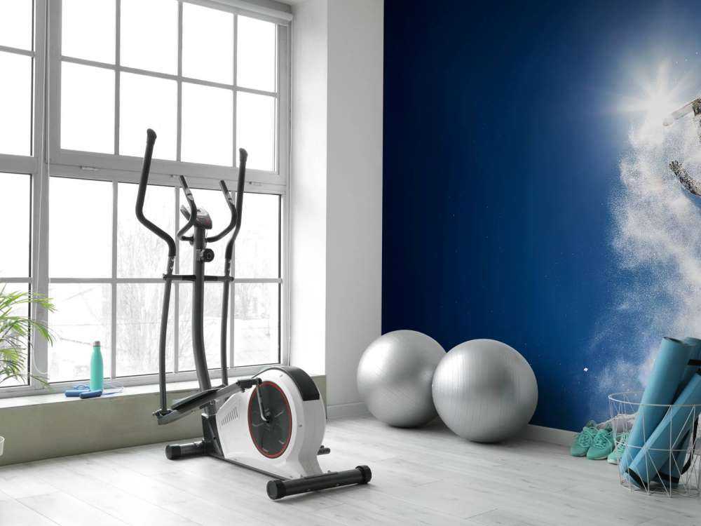 Snowboarder maakt een backflip