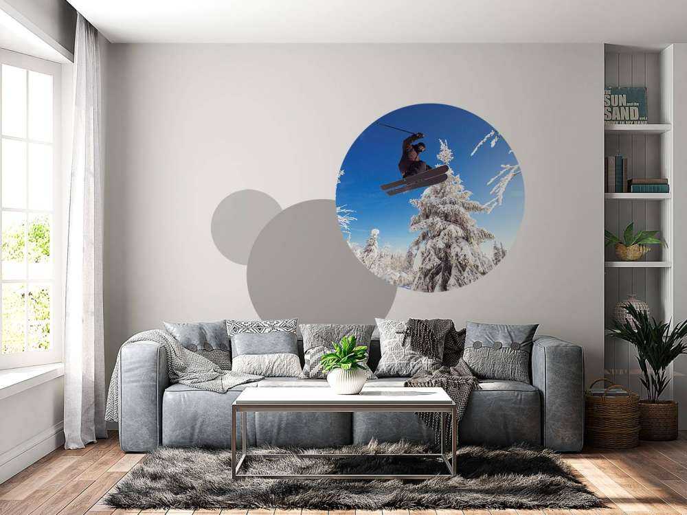 Skiër maakt een hoge sprong