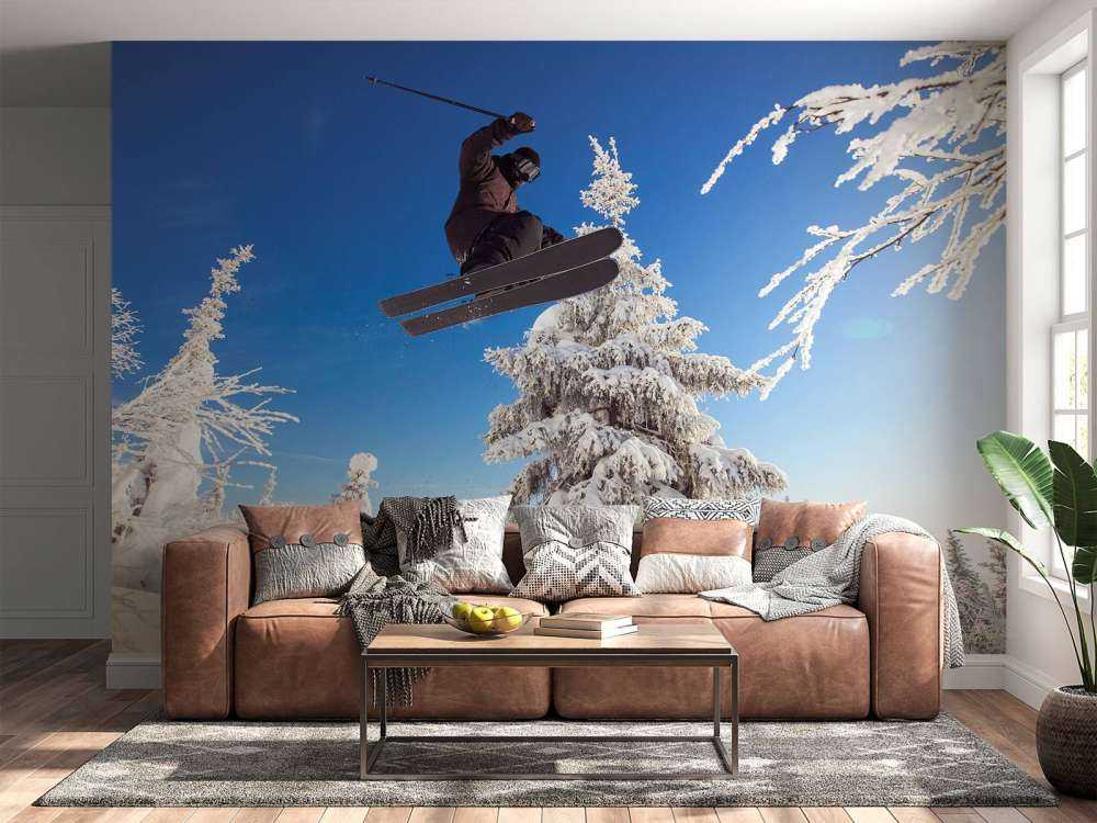 Skiër maakt een hoge sprong