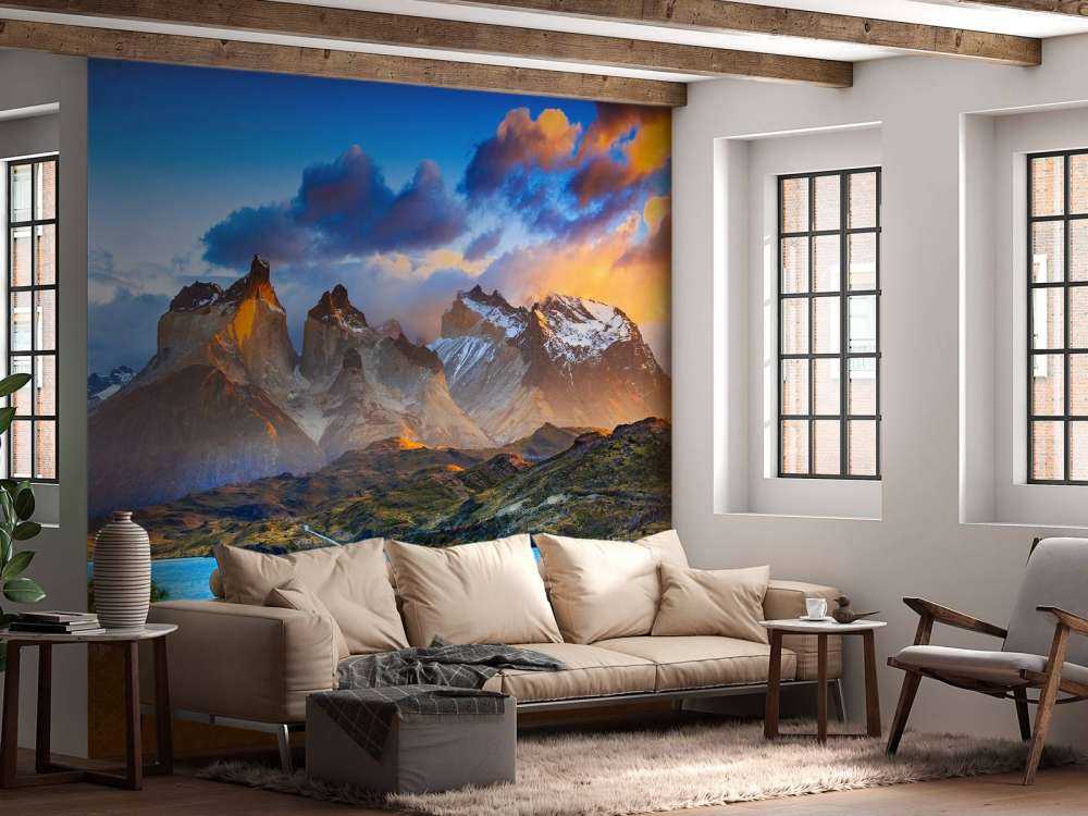 Vulkaan met een meer op de voorgrond