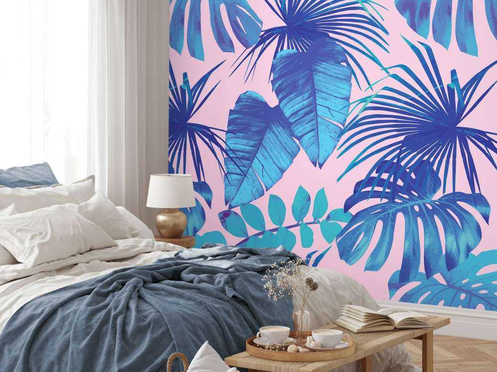 Tropische bladeren met een roze achtergrond