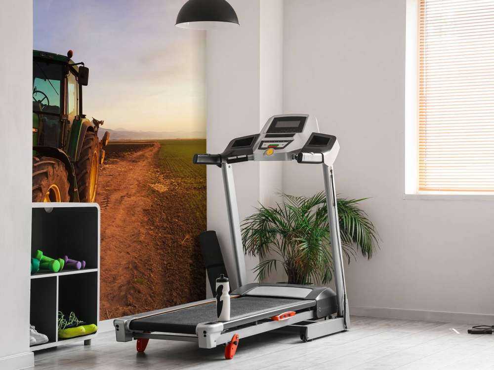 Tractor op een landweg