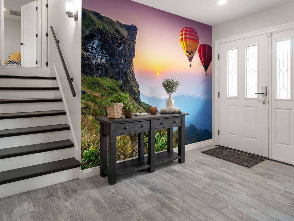 Luchtballonnen in de avond boven een berglandschap