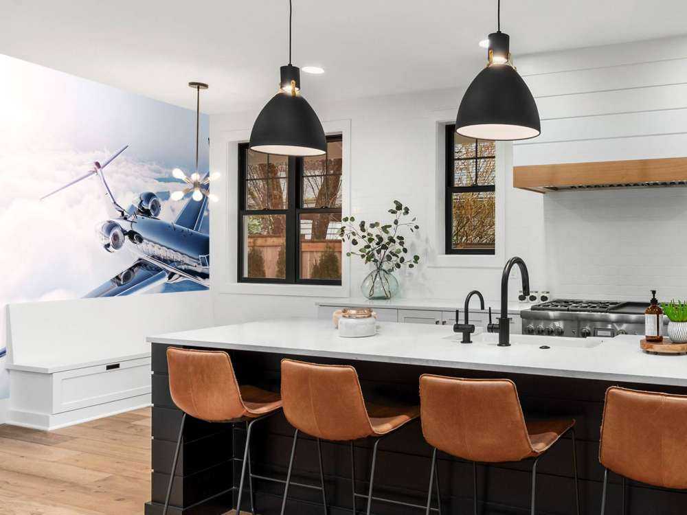 Zwarte privéjet in de wolken