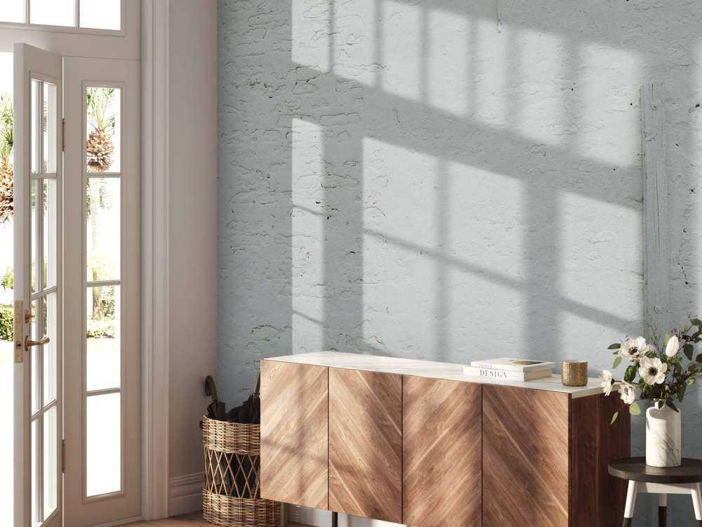 Muur met wit stucwerk en balk