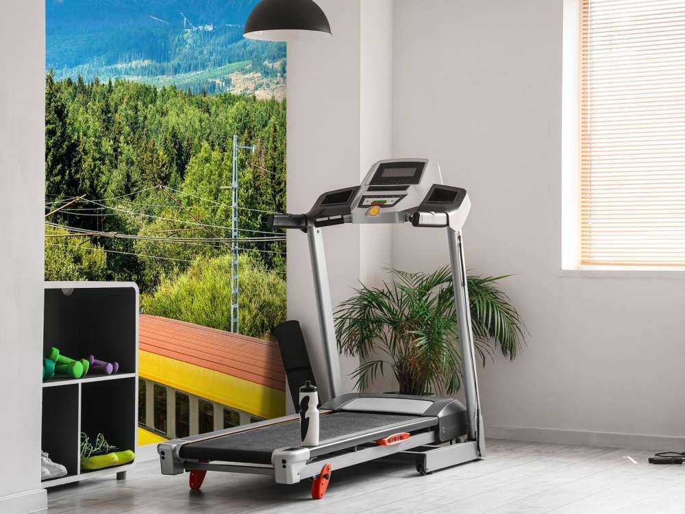 Trein door een bos in Slowakije