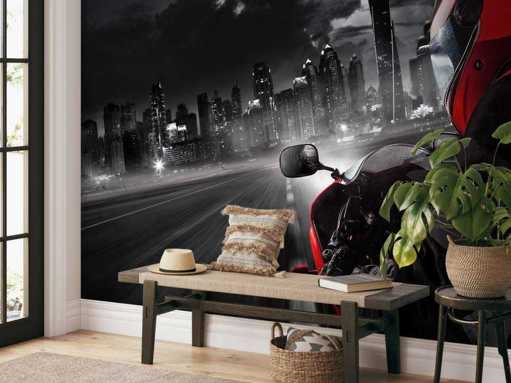 Rode motor richting een grote stad
