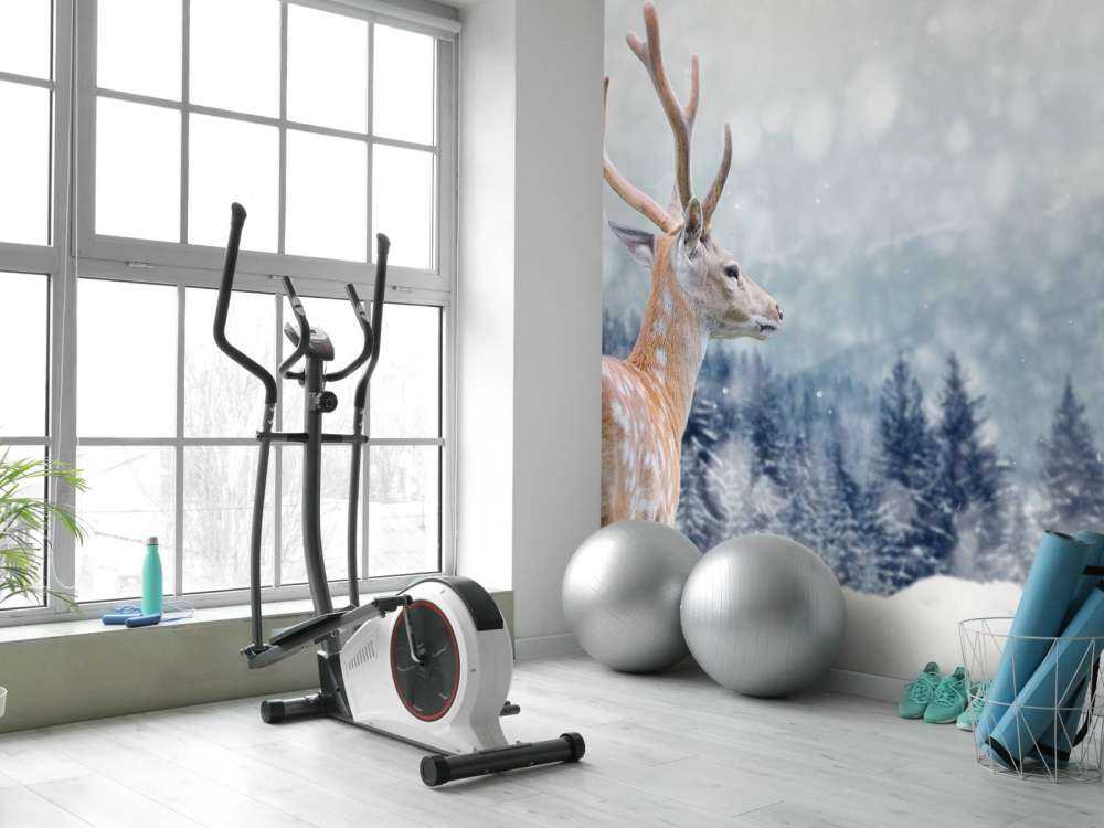 Winter Hert met Groen bos achtergrond