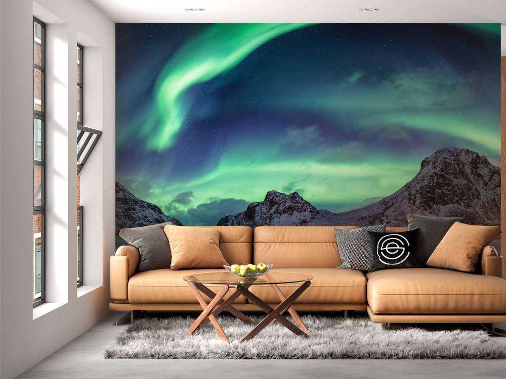 Noorderlicht boven besneeuwde bergen