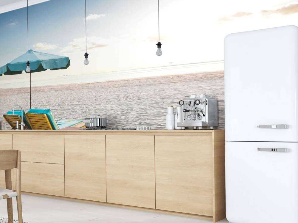 Groot wit strand met twee ligbedden