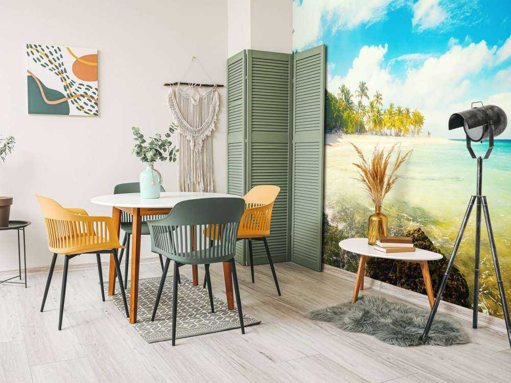 Wit strand met een kleurrijke zee