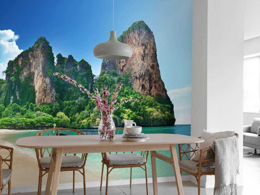 Strand met grote rotsen