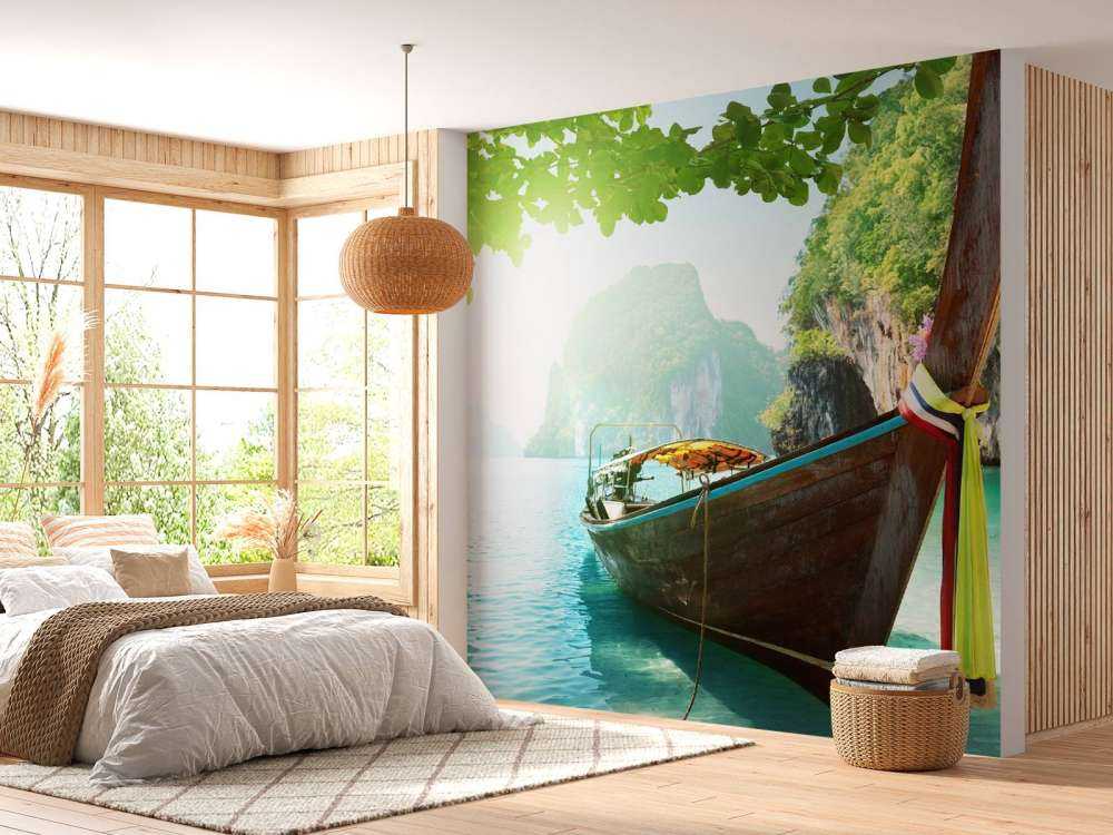 Thaise boot met eilanden op de achtergrond