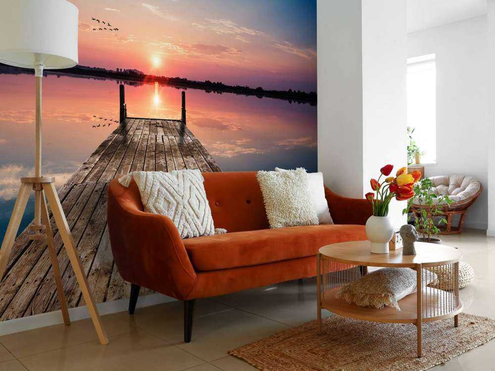 Houten steiger met reflecterend zeewater