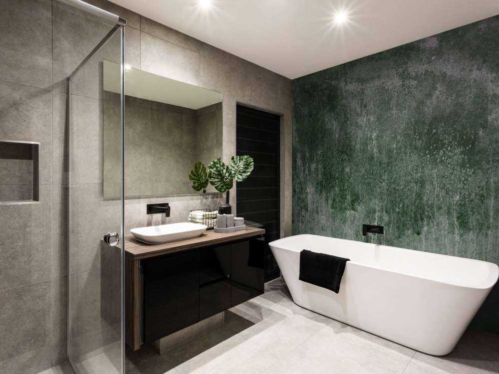 Oude verweerde groene muur