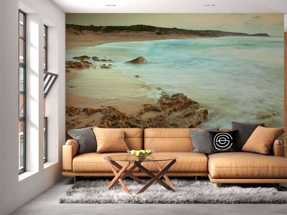 Rustig strand met rotsen