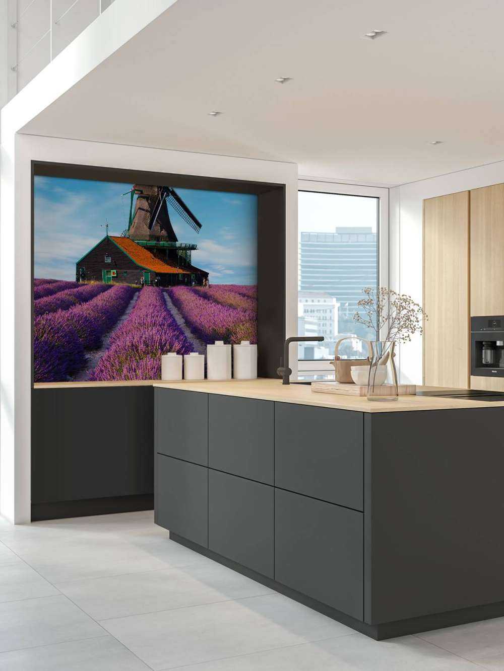 Lavendel veld met Windmolen op Achtergrond