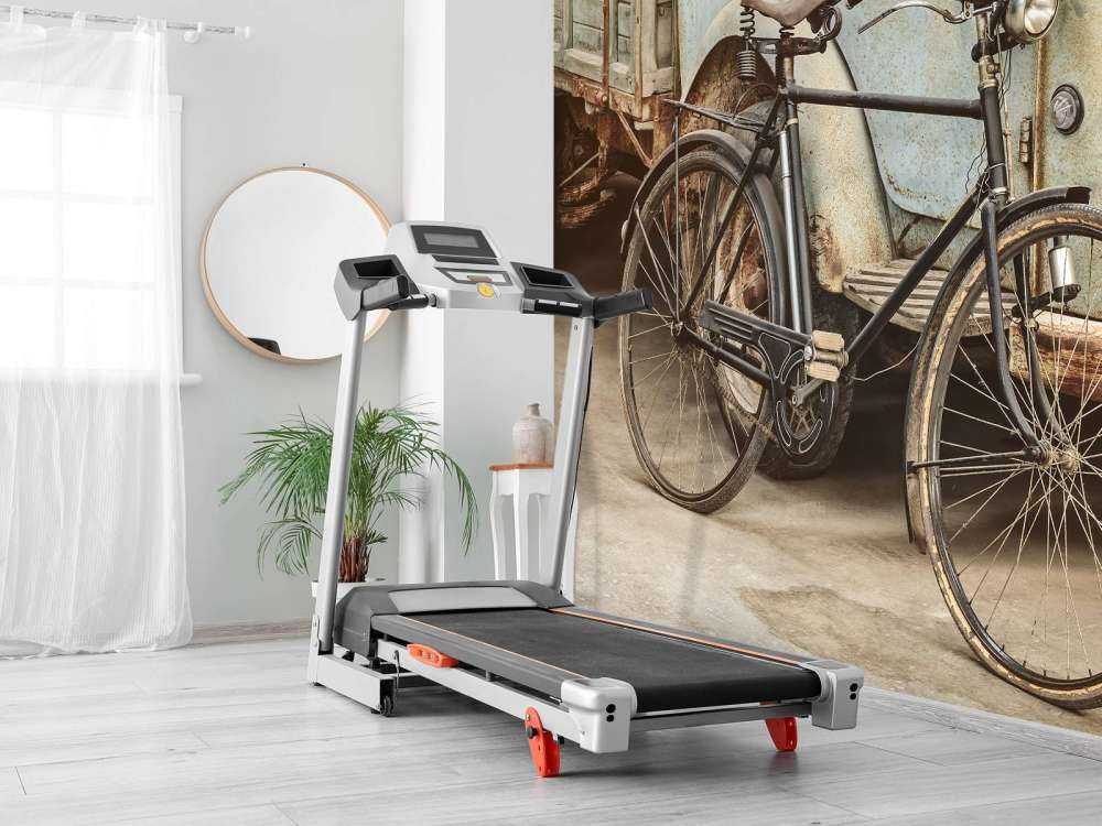 Retro oude fiets met vrachtwagen