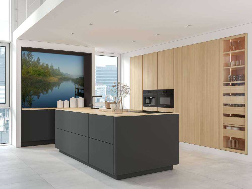 Houten steiger in het bos