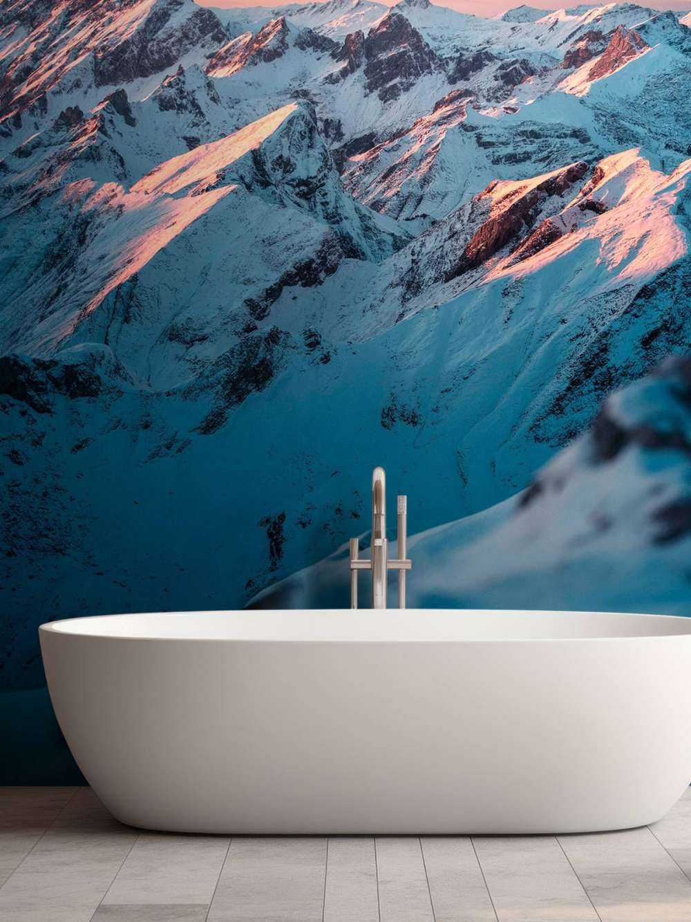 Sneeuwbergen bij roze ochtendlucht