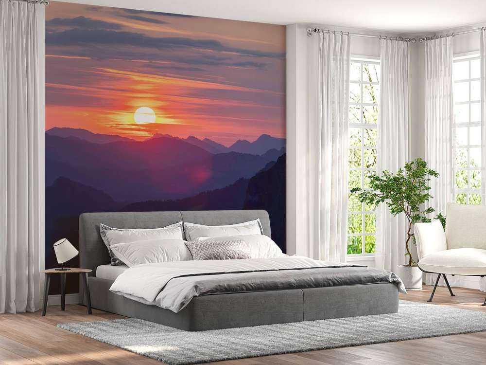 Zonsondergang boven paarse berglagen