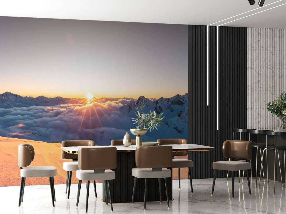 Zonlicht boven wolkendek in bergen