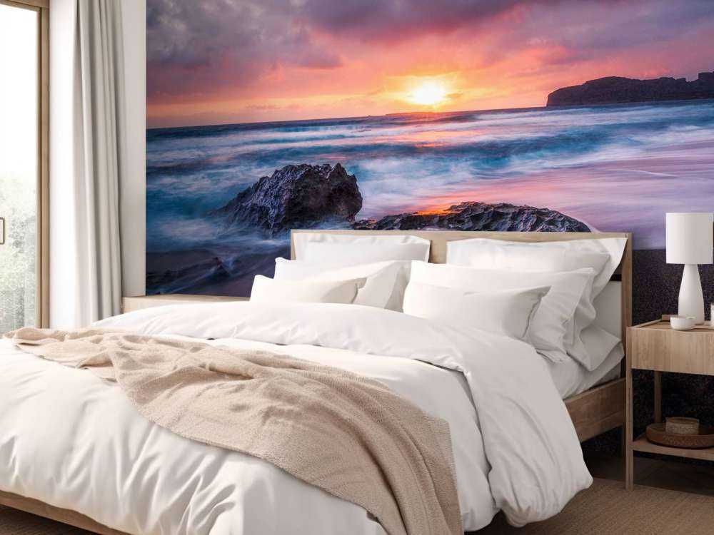 Rotsachtige kust bij zonsondergang