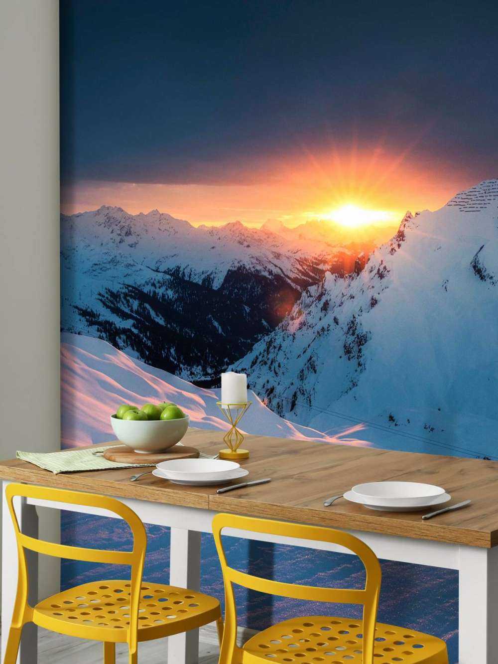 Ondergaande zon boven besneeuwde alpentoppen