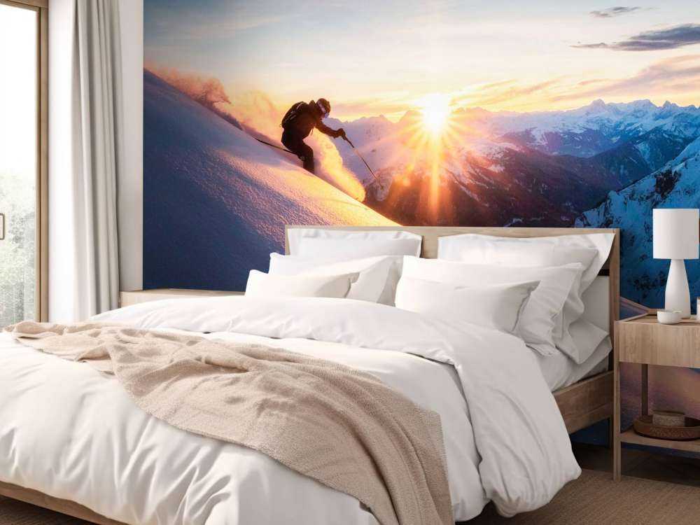 Skiër in de vurige bergzon