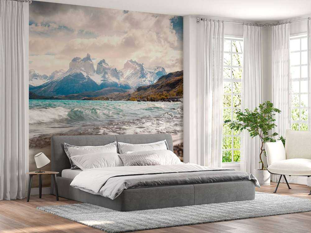 Helder gletsjermeer met bergtoppen