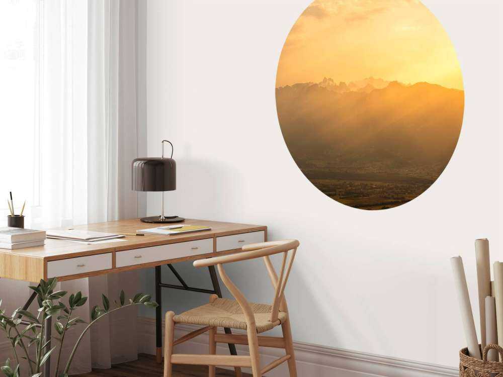 Gouden zonlicht over bergvallei