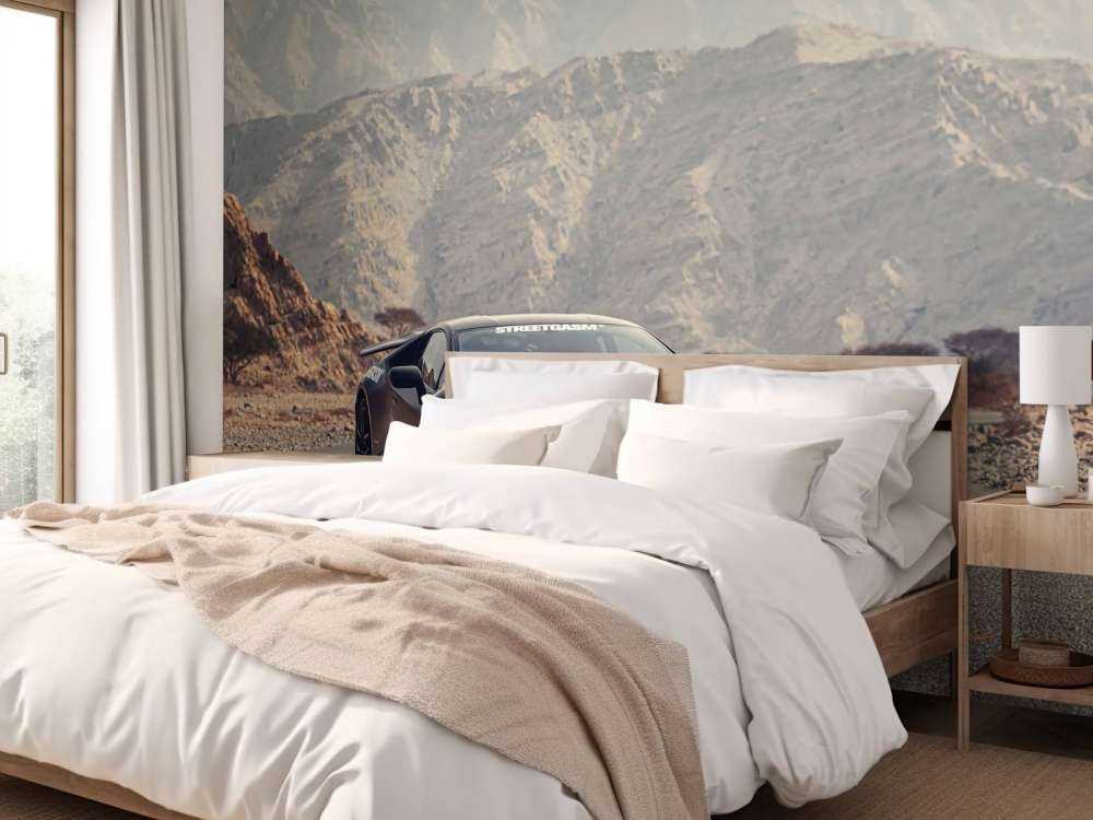 Zwarte supercar in woestijn