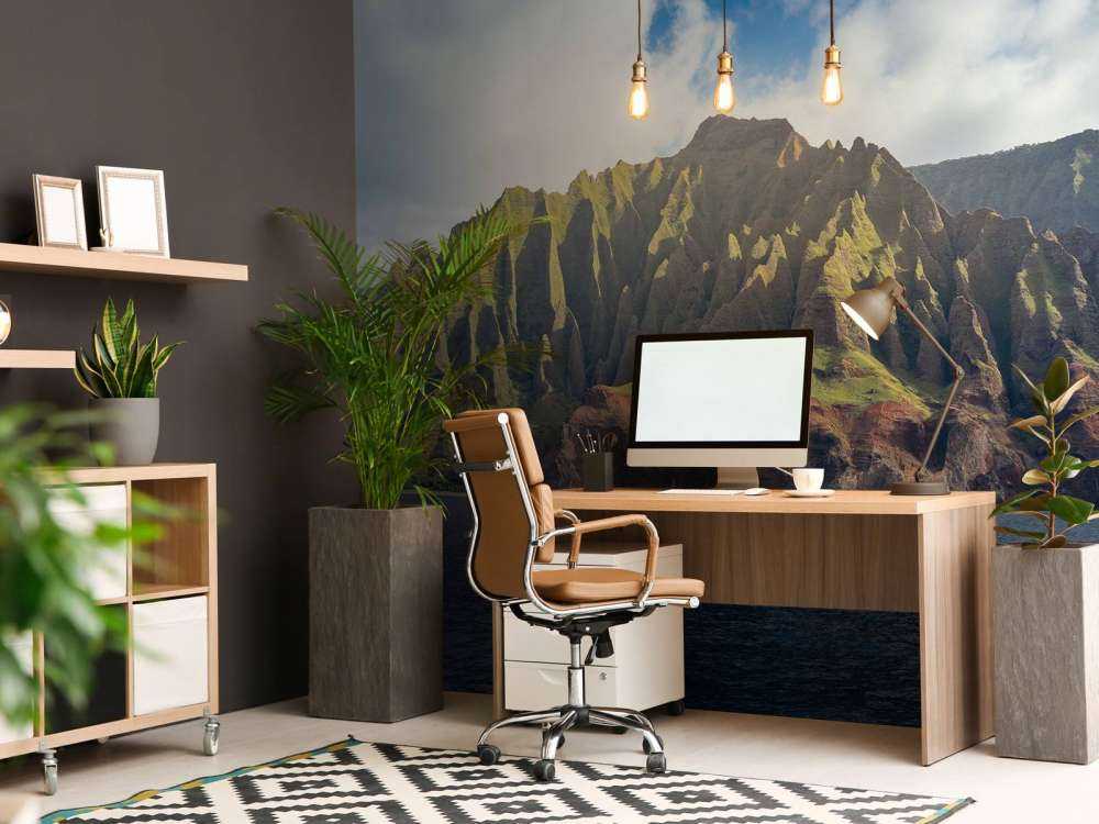 Tropische kliffen aan diepblauwe zee