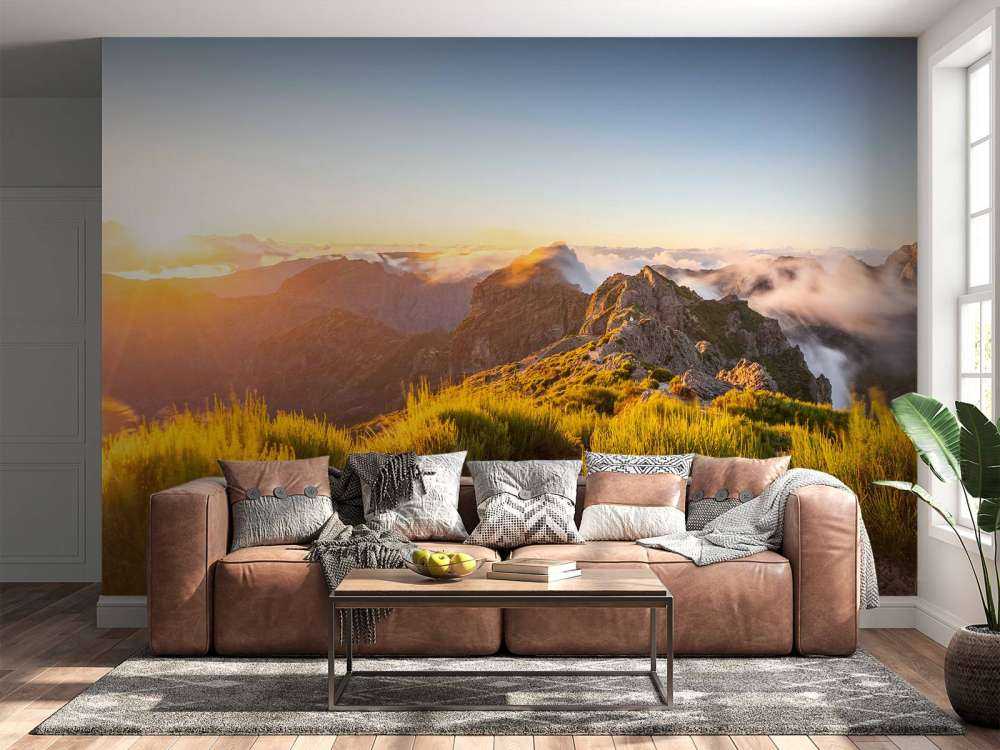 Zonsopkomst boven bergpad en wolken