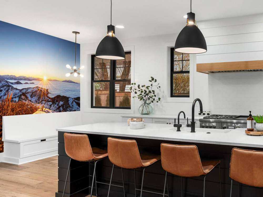 Zonsopkomst boven winterse bergweide