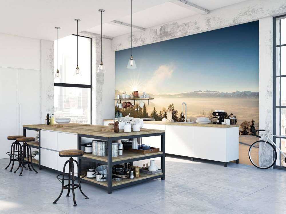 Zonsopkomst boven besneeuwd dennenbos