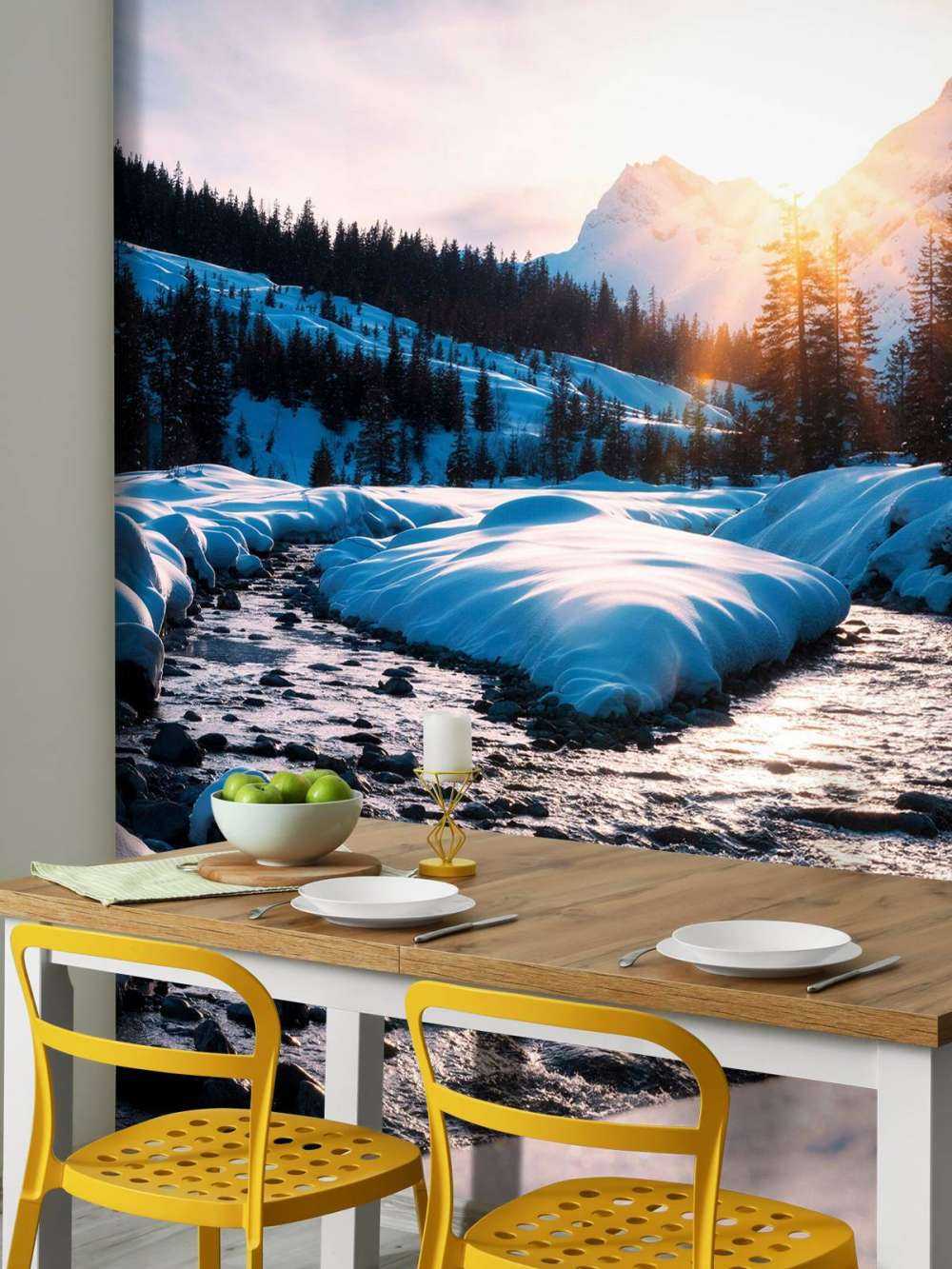 Bergbeek in gouden winterlicht