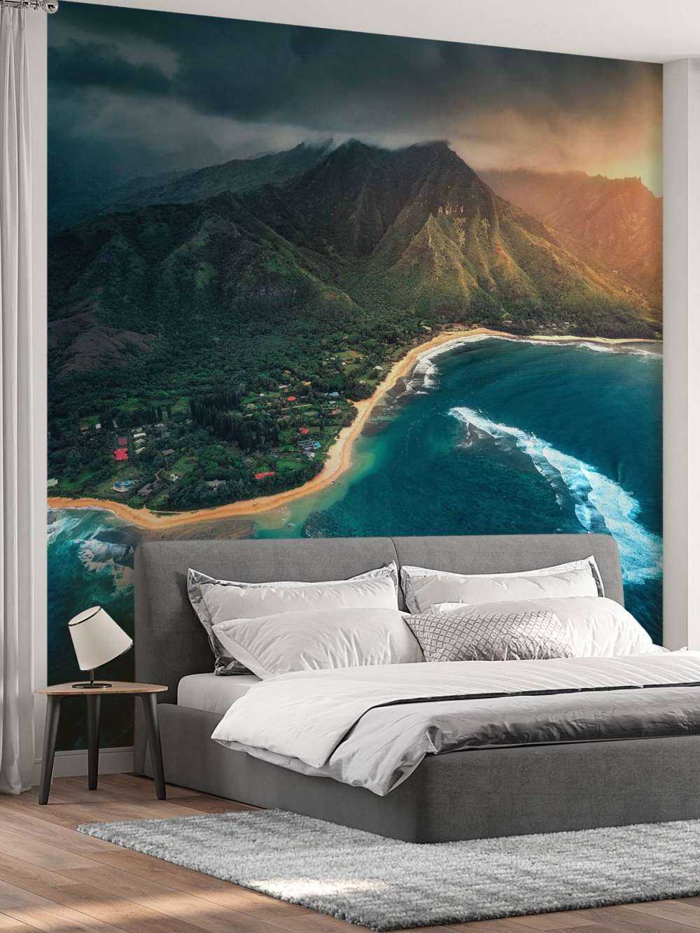 Tropische kustlijn onder dreigende hemel