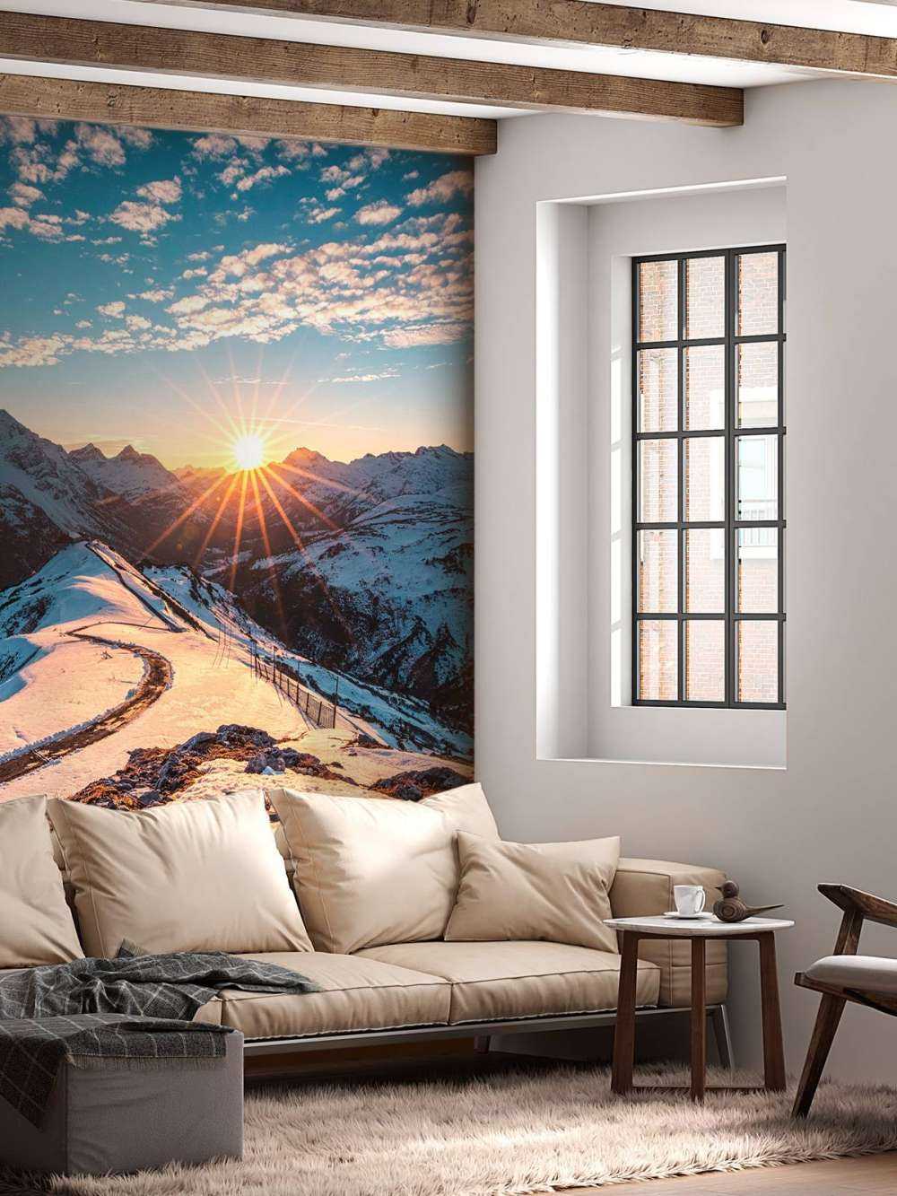 Kronkelpad in besneeuwde bergzon