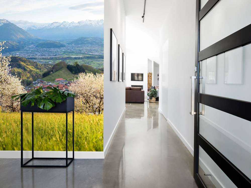 Bloesemheuvels met alpenuitzicht