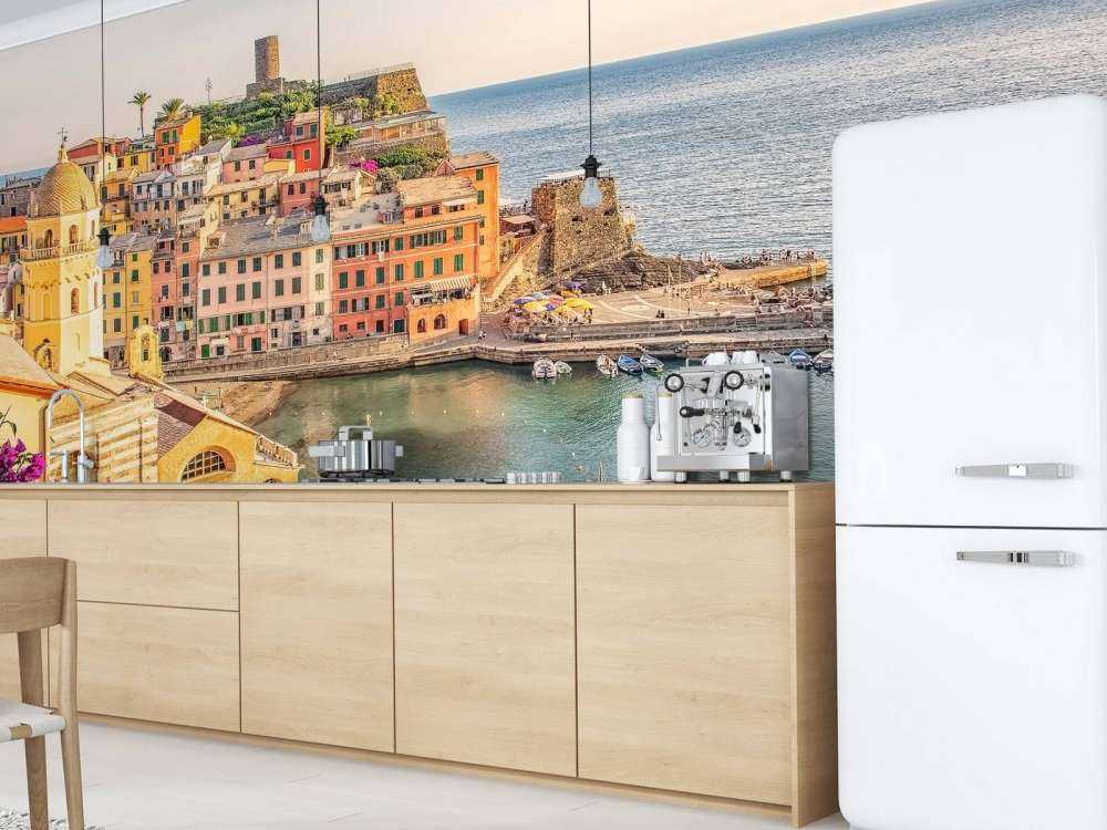 Zomerlicht over kleurrijke havenstad