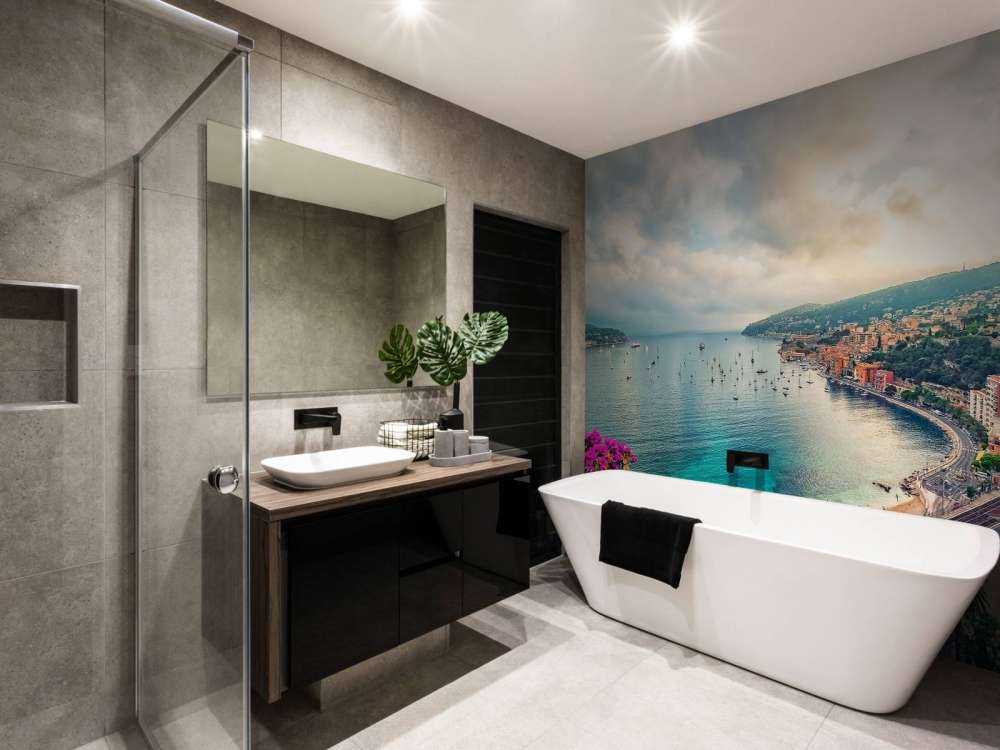 Bloemenkust aan turquoise baai