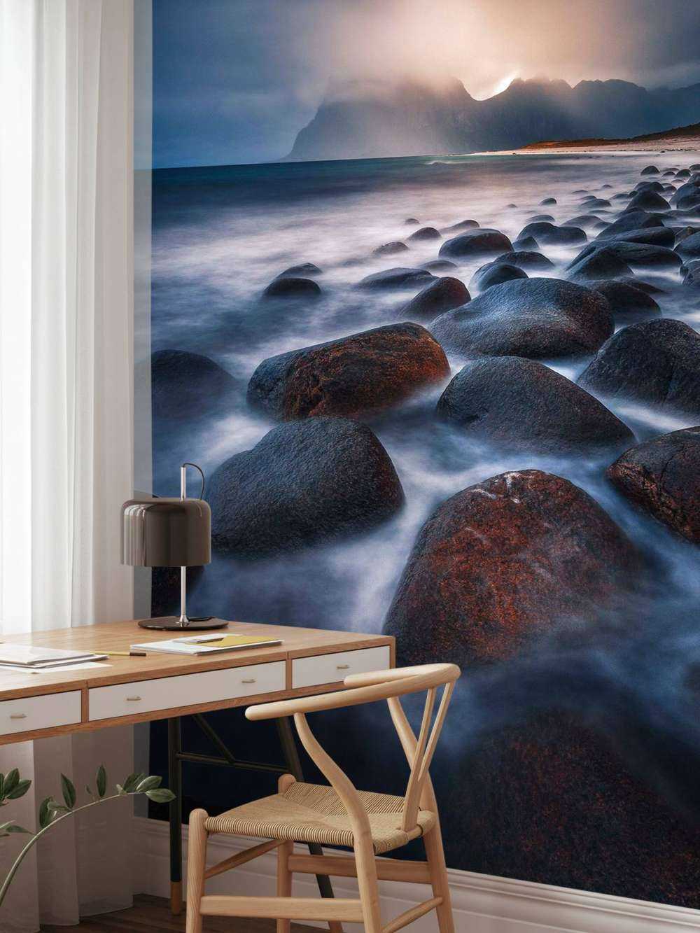 Avondlicht over ruige keienkust