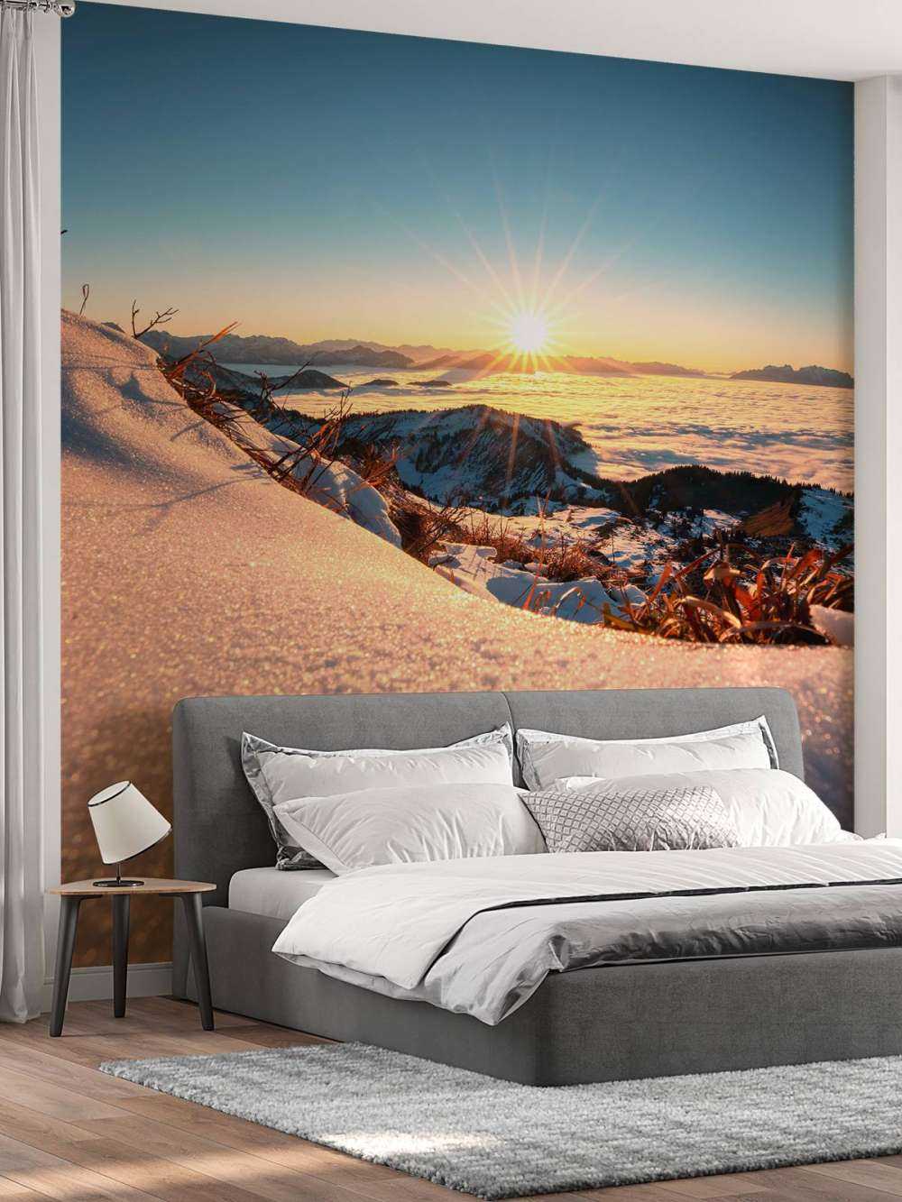 Zonlicht over besneeuwde alpenhelling