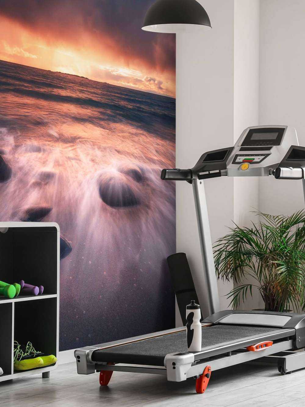 Avondgloed over stenen kustlijn