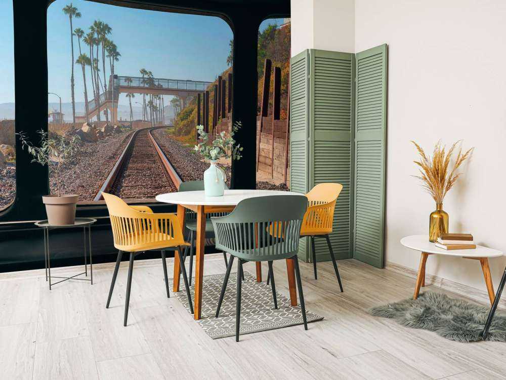 Spoorlijn langs palmenkust